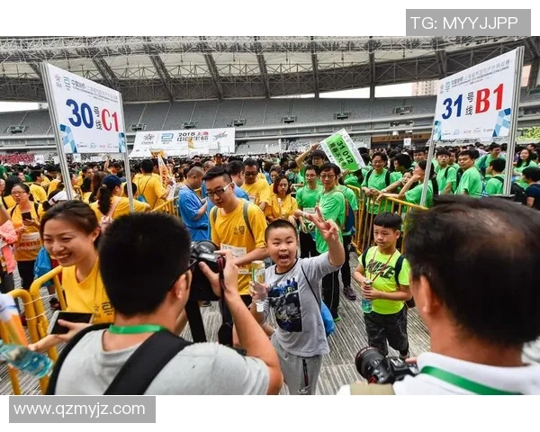 假扮足球明星恶搞路人引发欢笑与惊讶的趣味挑战