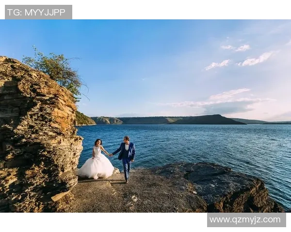 哪位足球明星在爱情中专情且与美丽女性相伴的浪漫故事揭秘